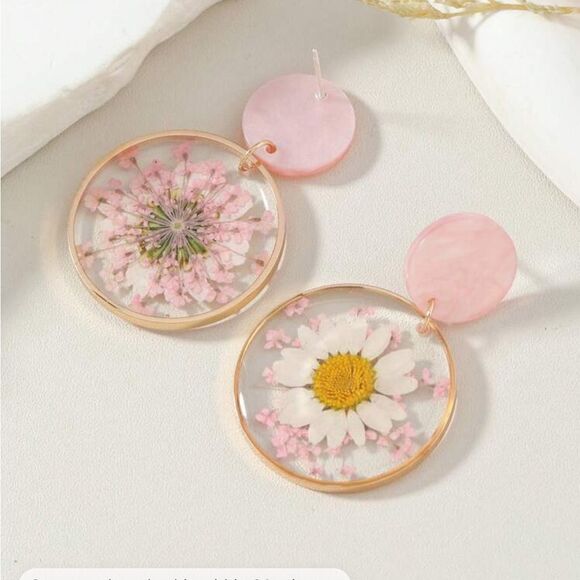 Fairy Style Simple White Daisy Pink Baby's Breath Circle Dried Flower Earrings - Picture 3 of 13